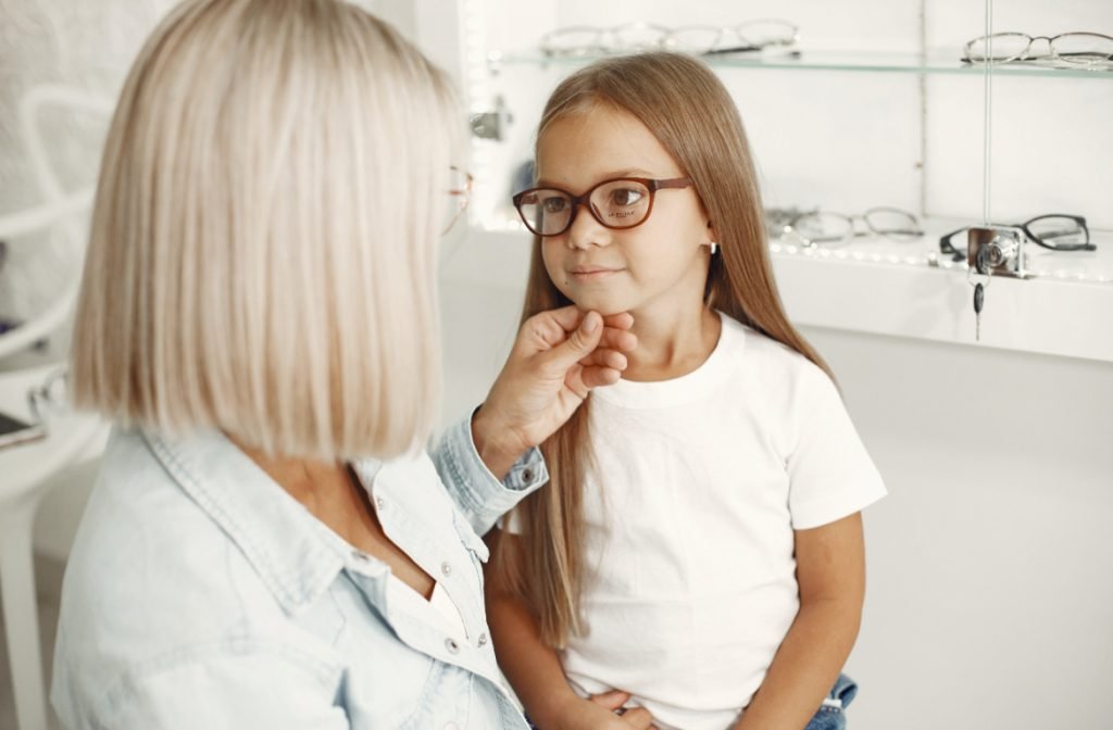 Mendukung Anak dengan Low Vision: Perangkat Optik dan Non-Optik yang Penting